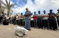 تشییع پیکر نوزاد شهید بر اثر قحطی در خان‌یونس (2)