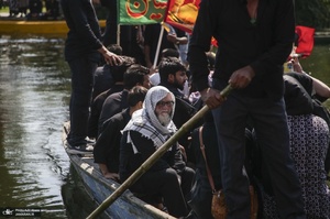 عزاداری سنتی کشمیری‌ها روی قایق