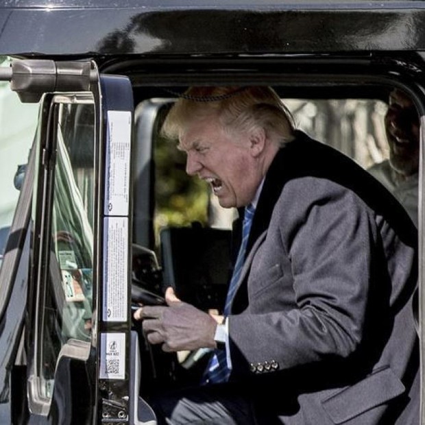 ‏ رانندگان کامیون با بوق زدن سخنرانی ‎ترامپ را مختل کردند