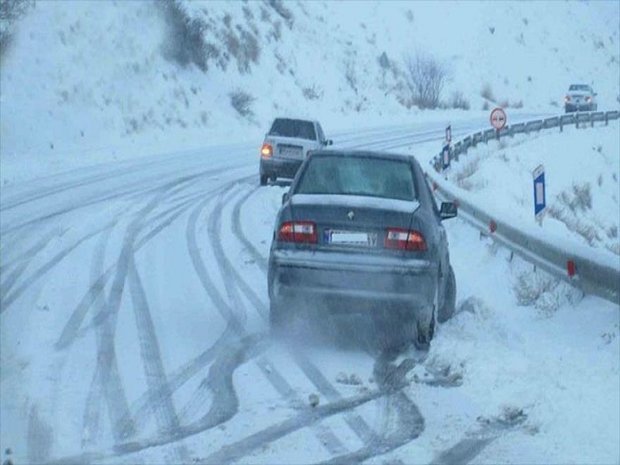 محور توسکستان مسدود شد  تردد مسیرهای کوهستانی گلستان با زنجیرچرخ