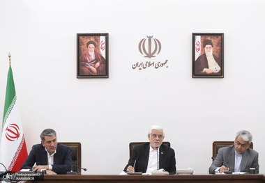 عارف: امروز بیش از هر زمان به رفاقت ملی نیاز داریم/ رقابت اقتصادی عامل اصلاح قیمت‌ها و ارتقای کیفیت است/ تا زمانی که مطالبات شرکت‌ها از سوی دولت پرداخت نشده، بانک‌ها نباید بابت تأخیر در بازپرداخت اقساط، آن‌ها را مشمول جریمه دیرکرد کنند 