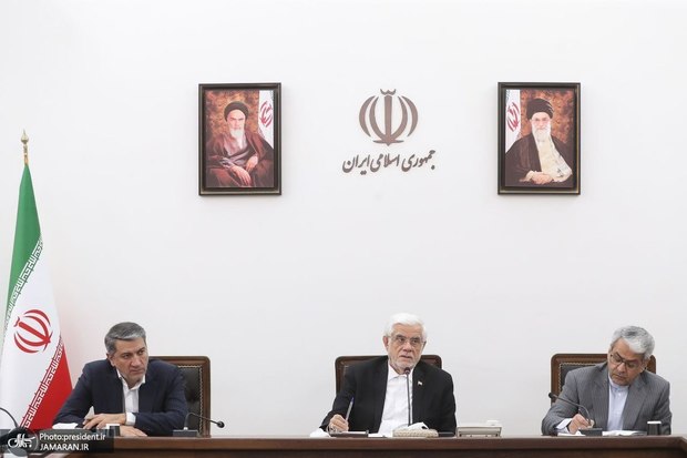 عارف: امروز بیش از هر زمان به رفاقت ملی نیاز داریم/ رقابت اقتصادی عامل اصلاح قیمت‌ها و ارتقای کیفیت است/ تا زمانی که مطالبات شرکت‌ها از سوی دولت پرداخت نشده، بانک‌ها نباید بابت تأخیر در بازپرداخت اقساط، آن‌ها را مشمول جریمه دیرکرد کنند 