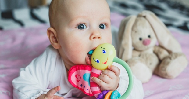 
چرا کودکان هر چیزی را سمت دهانشان می‌برند؟