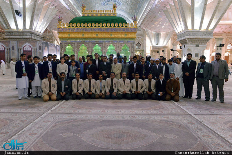 ادای احترام شرکت کنندگان در سی و چهارمین دوره مسابقات قرآن کریم به مقام امام خمینی(س)