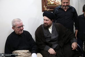 7T3A0436یادگار امام(ره) در ایام محرم و عزاداری امام حسین(ع) با حضور در منزل حجت‌الله کسری، ضمن عیادت از این مداح پیشکسوت، از وضعیت جسمانی وی اطلاع یافت.  حاج حجت‌الله کسری چند سالی است که در بستر بیماری به سر می‌برد.