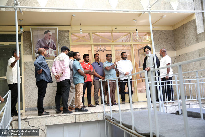 بازدید جمعی از وکلا و مسئولین دادگستری کشور سریلانکا از بیت امام خمینی (س) در جماران