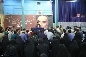 بازدید جمعی از داشجویان دانشگاه‌های آذربایجان شرقی از حسینیه جماران