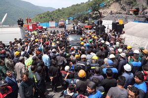 روحانی در محل حادثه معدن آزادشهر و در دیدار معدنکاران و کارگران