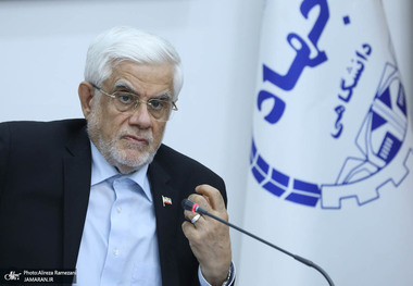 عارف: راهبرد ما باید حفظ حرمت روز دانشجو باشد/ هنوز بخش‌هایی از حاکمیت و مردم هم زبان نیستند/ امروز نمی‌شود با شیوه‌های دهه ۶۰، گزینش انجام داد/ شهادت می‌دهم حتی یک کلمه از سند چشم‌انداز ۲۰ ساله شعار نیست/ در تربیت نیروی انسانی عملکرد خوبی نداشته‌ایم