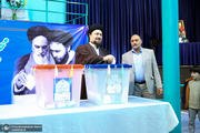 سید حسن خمینی با حضور در حسینیه جماران رأی خود را به صندوق انداخت