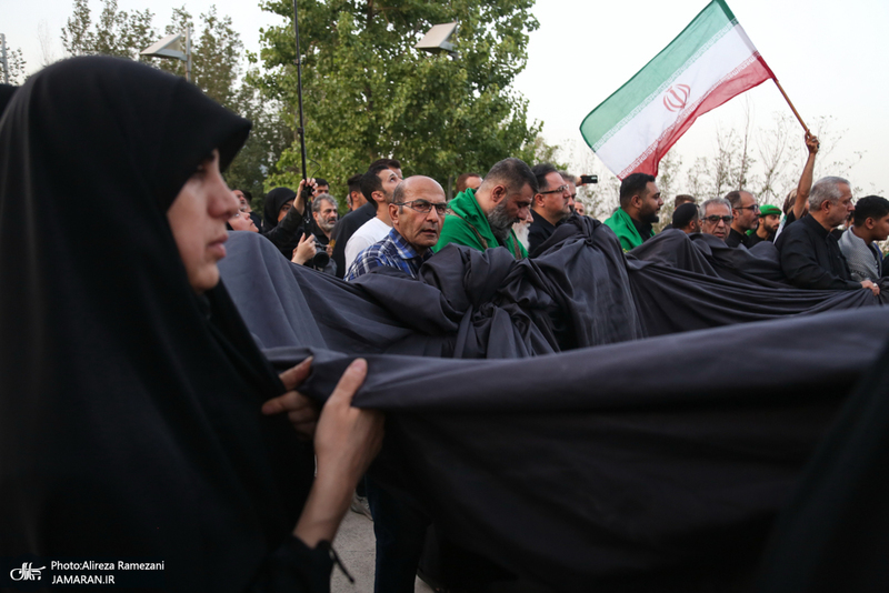 مراسم اهتزاز بزرگترين پرچم عزاداری در تهران