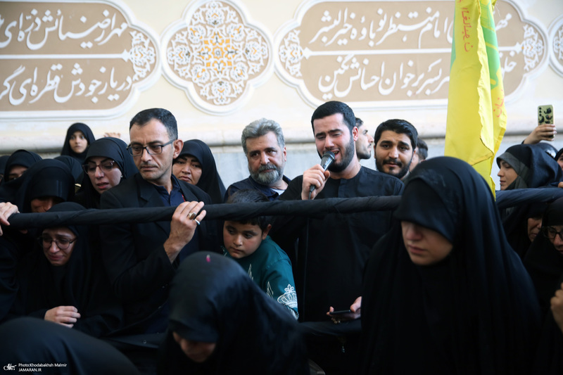 اقامه نمازسید حسن خمینی  بر پیکر شهید حیدری در حرم مطهر امام خمینی (س)