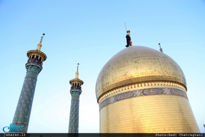 تعویض پرچم گنبد حرم مطهر حضرت معصومه(س) در آغاز ماه محرم