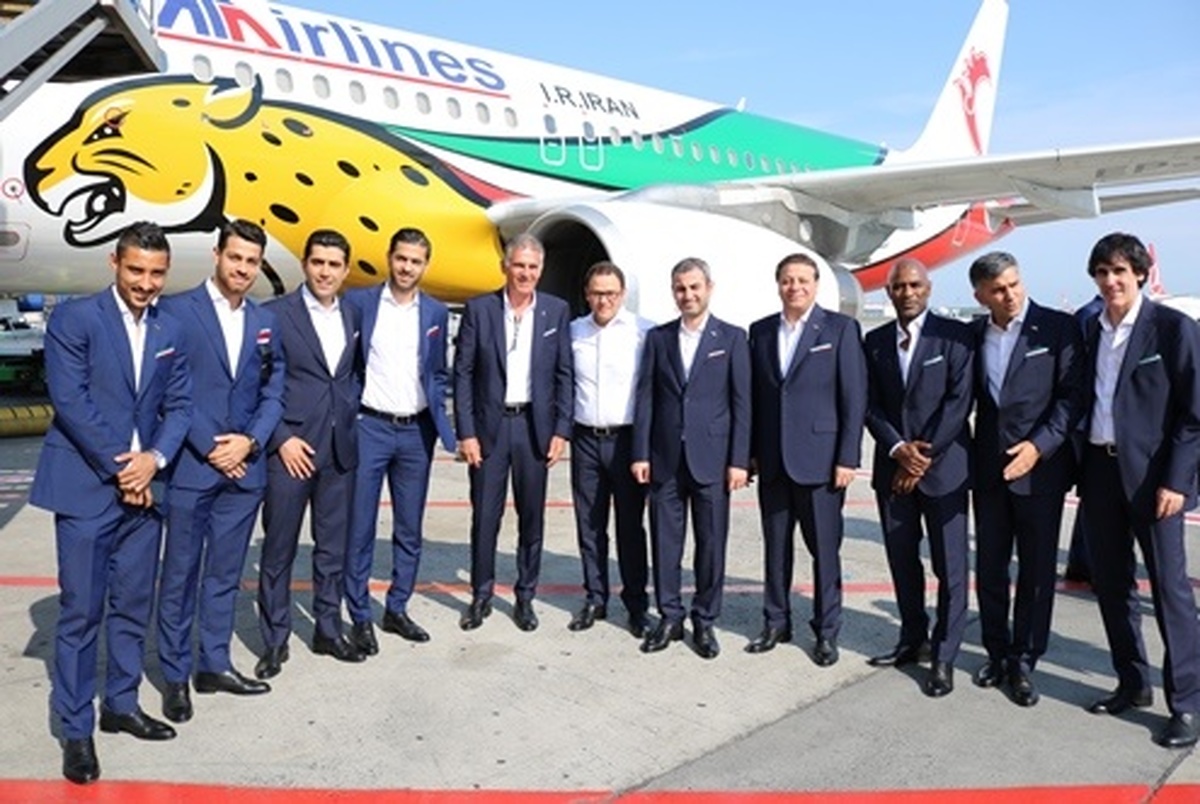 بازیکنان تیم ملی فوتبال درکنار هواپیمای اختصاصی+ عکس
