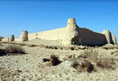 قلعه رستم بنایی با شکوه در دل تپیده سیستان