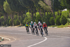 مسابقات  دوچرخه سواری قهرمانی کشور جاده بانوان در حرم مطهر امام خمینی(س)