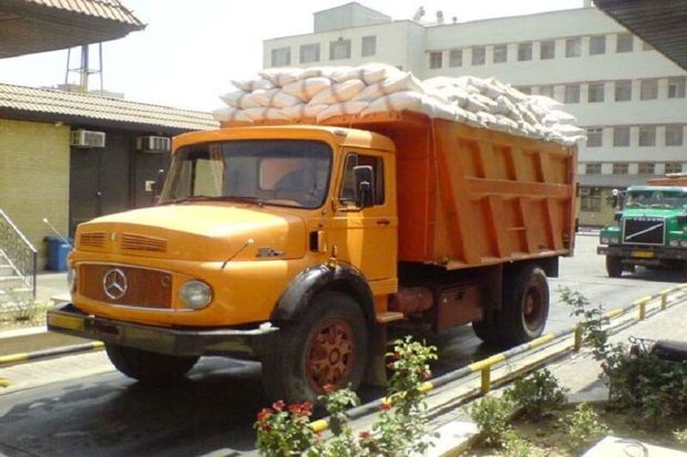 کامیون‌های دارای اضافه‌بار موجب تخریب آسفالت جاده‌ها می‌شوند