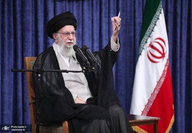 رهبر انقلاب: مهمترین وظیفه، حفظ اراده و اتحاد عظیم ملی است/ ملت با جهت‌گیری‌های گوناگون سیاسی و وزن متفاوت مذهبی پای ایران عزیز ایستاد/ خداوند نصرت ملت ایران را تضمین کرده است