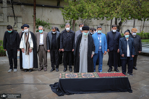 اقامه نماز رهبر معظم انقلاب بر پیکر مرحوم حسن غفوری فرد