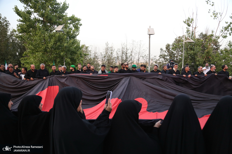 مراسم اهتزاز بزرگترين پرچم عزاداری در تهران