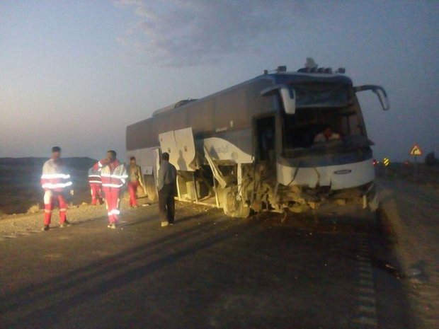 10 مصدوم در حادثه انحراف اتوبوس زائران در محور اراک - تهران 