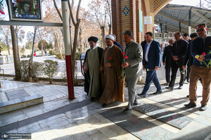 حضور رییس موسسه تنظیم و نشر آثار امام خمینی در گلزار شهدای خمین