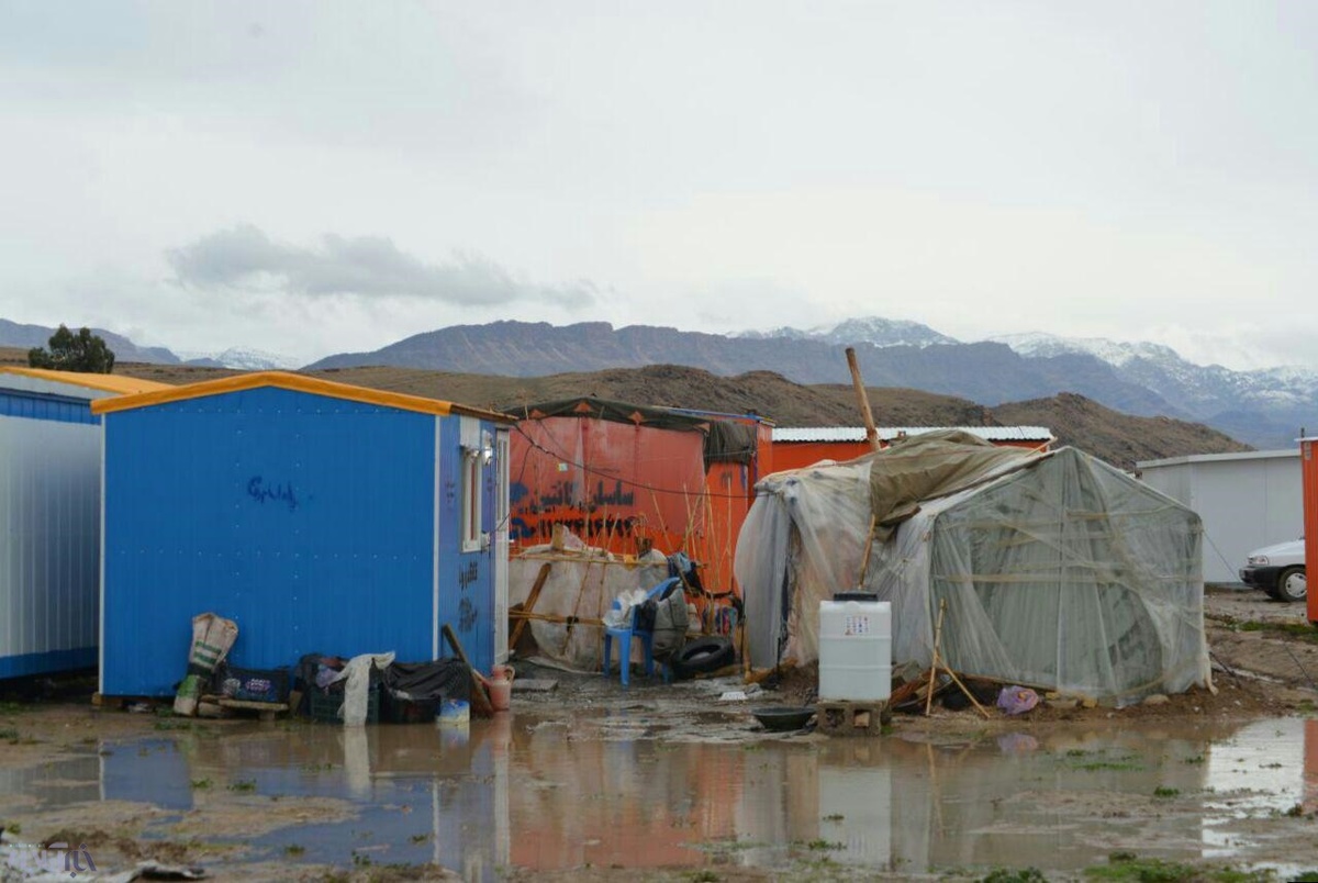  پرداخت عیدی ۳ برابری به مددجویان زلزله‌زده کمیته امداد در کرمانشاه
