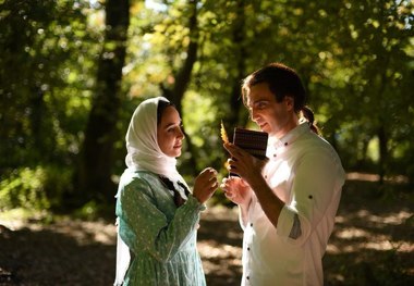 محمدرضا فروتن همراه زنی با ارابه چوبی راهی آمریکا شد