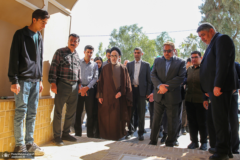 حضور سید محمد خاتمی بر مزار آیت الله سید روح الله خاتمی (ره)