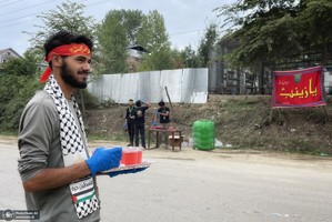 توزیع آب و شربت نذری برای حمایت از مردم غزه در کشمیر