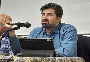 رجب‌پور، اقتصاددان: فضای اقتصادی و اجتماعی ایران در وضعیت بی‌تصمیمی قرار دارد/سیاست‌های شوک‌درمانی، نااطمینانی و فقر را تشدید کرده‌اند/اقتصاد تحریمی را نمی‌توان با نسخه‌های عادی و آزادسازی قیمت‌ها اداره کرد