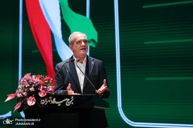 پزشکیان: نسلی تربیت کنیم که دغدغه اصلی‌اش پیشرفت کشور باشد، نه سودای مهاجرت/ این نگاه که جوانان را نسل «Z» بنامیم مورد قبول من نیست؛ این ما هستیم که از آنها عقب مانده‌ایم نه اینکه آنها متفاوت از ما باشند