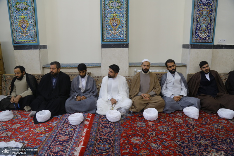 عمامه گذاری طلاب در روز میلاد پیامبر اکرم (ص) و امام صادق (ع) توسط مراجع تقلید