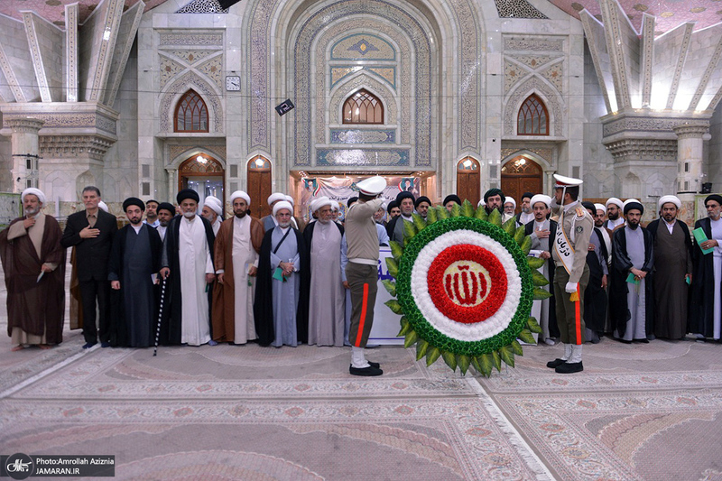 ادای احترام جمعی از طلاب حوزه علمیه نجف اشرف به مقام شامخ امام خمینی (س)