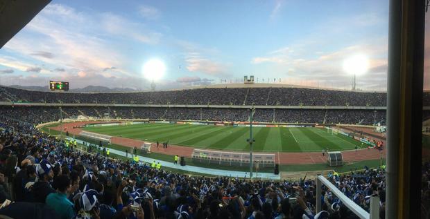 تعجب سرمربی العین از نوع تشویق هواداران آبی پوشان/ امتناع استقلالی ها از بی انضباطی و پرتاب مواد غیر مجاز

