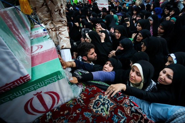 خانواده شهدا آبروی انقلاب اسلامی هستند