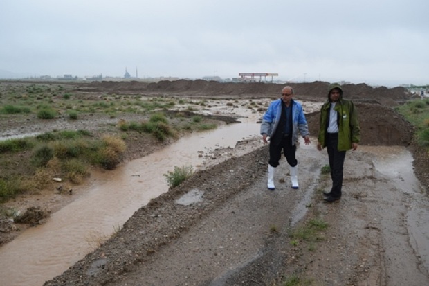 بارندگی در شهر حاجی آباد موجب روان آب شد