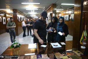 بازدید جمعی از دانش آموزان و مهمانان خارجی از بیت امام خمینی (س) در جماران