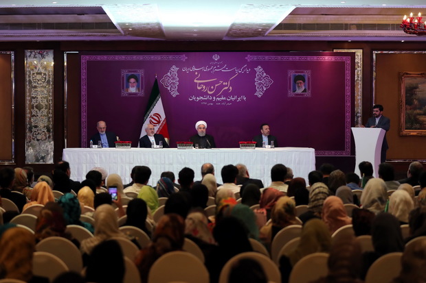 رئیس‌جمهور روحانی: هر ایرانی، سفیر ایران در خارج از کشور است /تحریم میدان ارتباط با ملتها را محدودتر می‌کند /حاکم فعلی آمریکا بیش از یکسال است می‌خواهد برجام را از بین ببرد و هر بار می‌گوید این آخرین امضای من است!