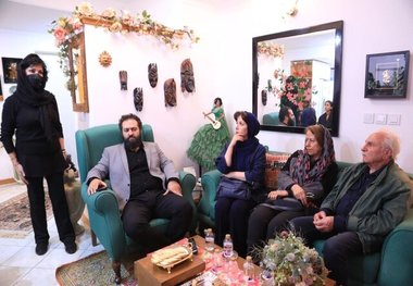 حضور هنرمندان در خانه مرحوم هادی مرزبان + عکس
