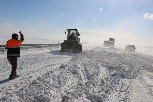 بارش برف راه ارتباطی حدود 95 روستای استان زنجان را بست