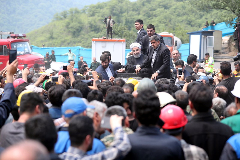روحانی در محل حادثه معدن آزادشهر و در دیدار معدنکاران و کارگران