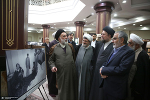 بازدید سید حسن خمینی از نمایشگاع عکس امام امت