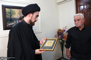 حضور سید احمد خمینی در منزل شهید مصطفی عزیزی در شهر بروجرد