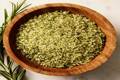 طرز تهیه نمک سبزیجات خانگی؛ یک چاشنی برای بهتر شدن طعم 7 غذا