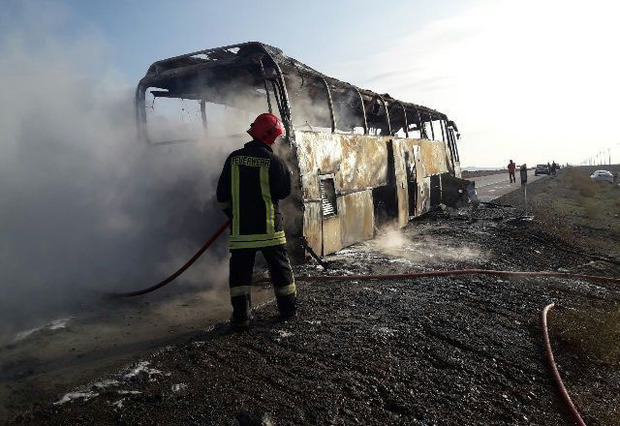9 مصدوم در آتش‏‌سوزی یک اتوبوس در یزد