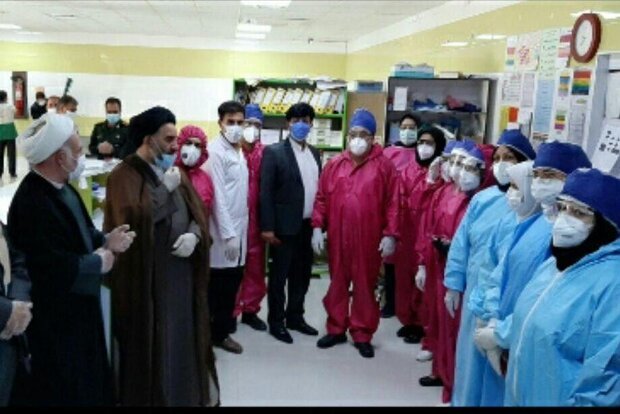 تکریم کادر درمانی بیمارستان پلدختر از سوی دفتر نمایندگی آستان قدس