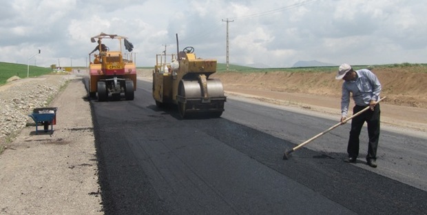 عملیات آسفالت راه ارتباطی 21 روستا در دلفان آغاز شد