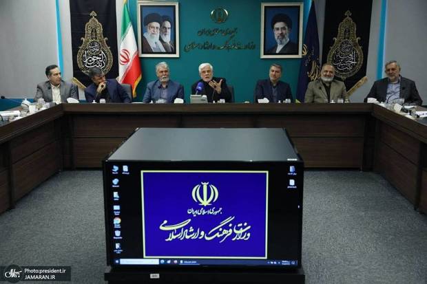 عارف: نگاه قیم مآبانه به مردم و اهل فرهنگ کنار گذاشته شود/ برای بازگشت سرمایه اجتماعی، معجزه‌ای رخ داد؛ نظام برای اولین بار شجاعت به خرج داد و لیست جان باختگان حوادث دی ماه را منتشر کرد/ قطع شدن اینترنت بین‌الملل به کشور آسیب زد