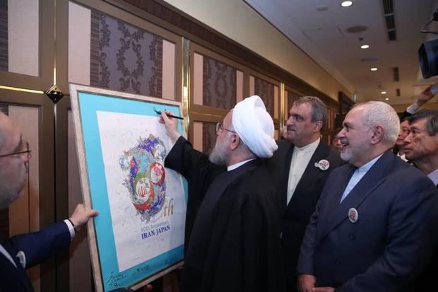‌امضا تابلو یادبود نودمین سالگرد رابطه ایران و ژاپن توسط روحانی + عکس